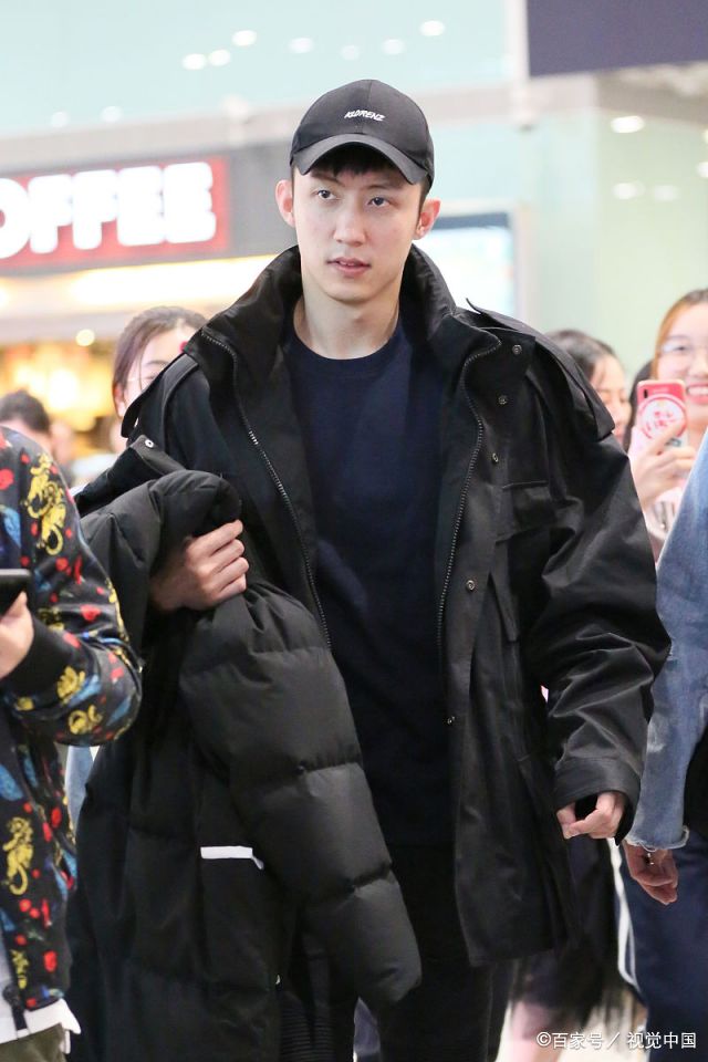 黄景瑜全黑look现身机场 左右助理护驾前行迷妹乖乖跟随